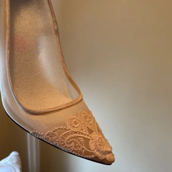 Vince rare find !!!!  Floral Lace Heels in Cream - Picture 5 of 6